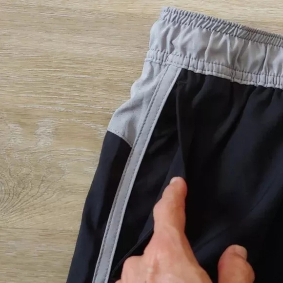 Speedo-Men's 5.5" Swim Shorts Trunks Swimwear 3 Pockets Hidden Zip UPF 50+ Black - Picture 9 of 9